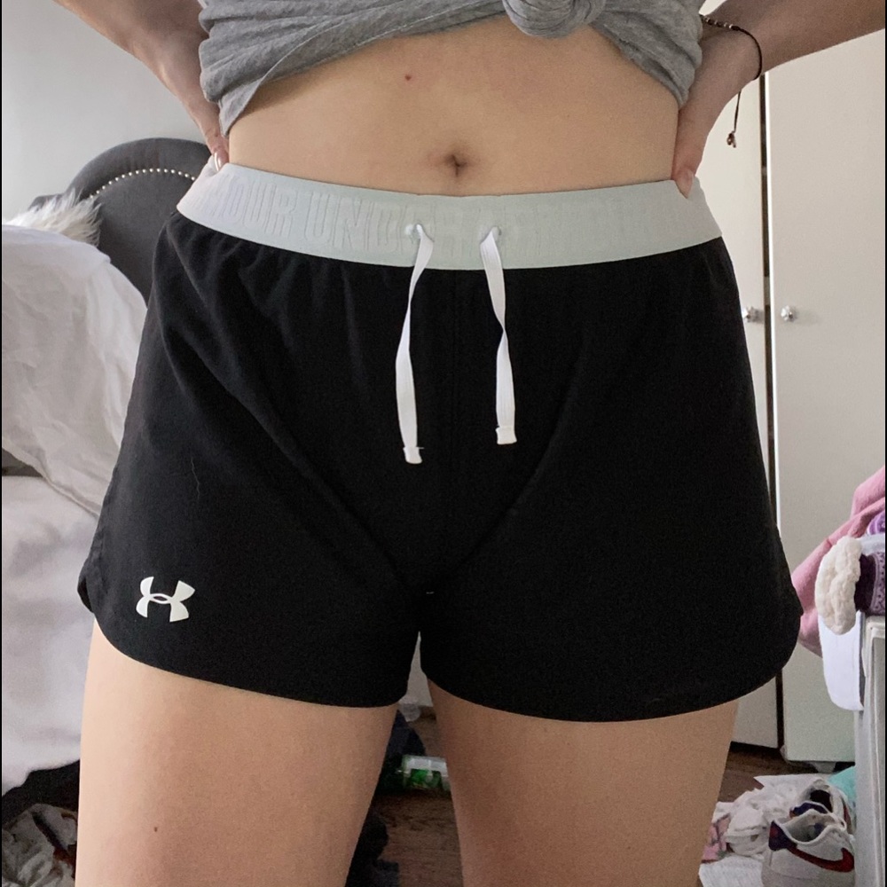 ⭐️black with blue waistband under armour shorts⭐️